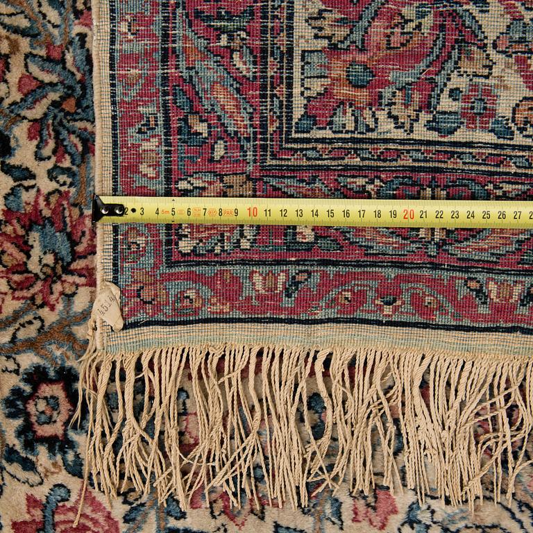 A antique Kirman carpet. Circa  370x270 cm.