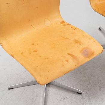 Arne Jacobsen, stolar, ett par, "Oxford", Fritz Hansen, Danmark.