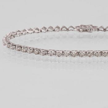 ARMBAND, 18K vitguld med 51 briljantslipade diamanter, ca 0.91 ct. Vikt 4,8 gram.