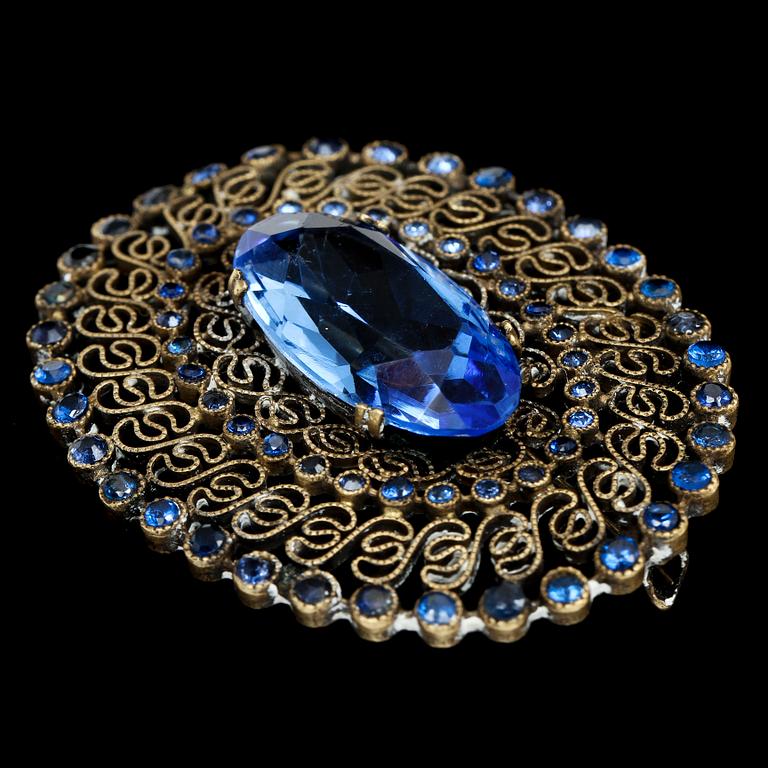 BROSCH, 8k guld med fasettslipade blå stenar, 1900-tal. Vikt 13 g.