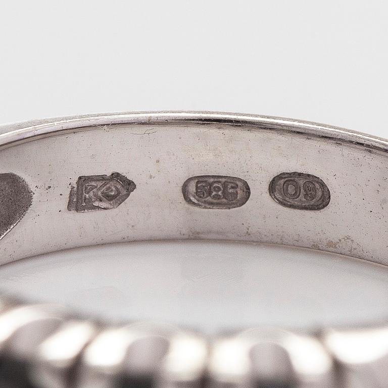 Ring, 14K vitguld med svarta briljantslipade diamanter, finska stämplar 2015.