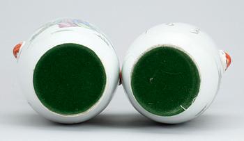 VASER, ett par, porslin, Kina, 1900-talets mitt.