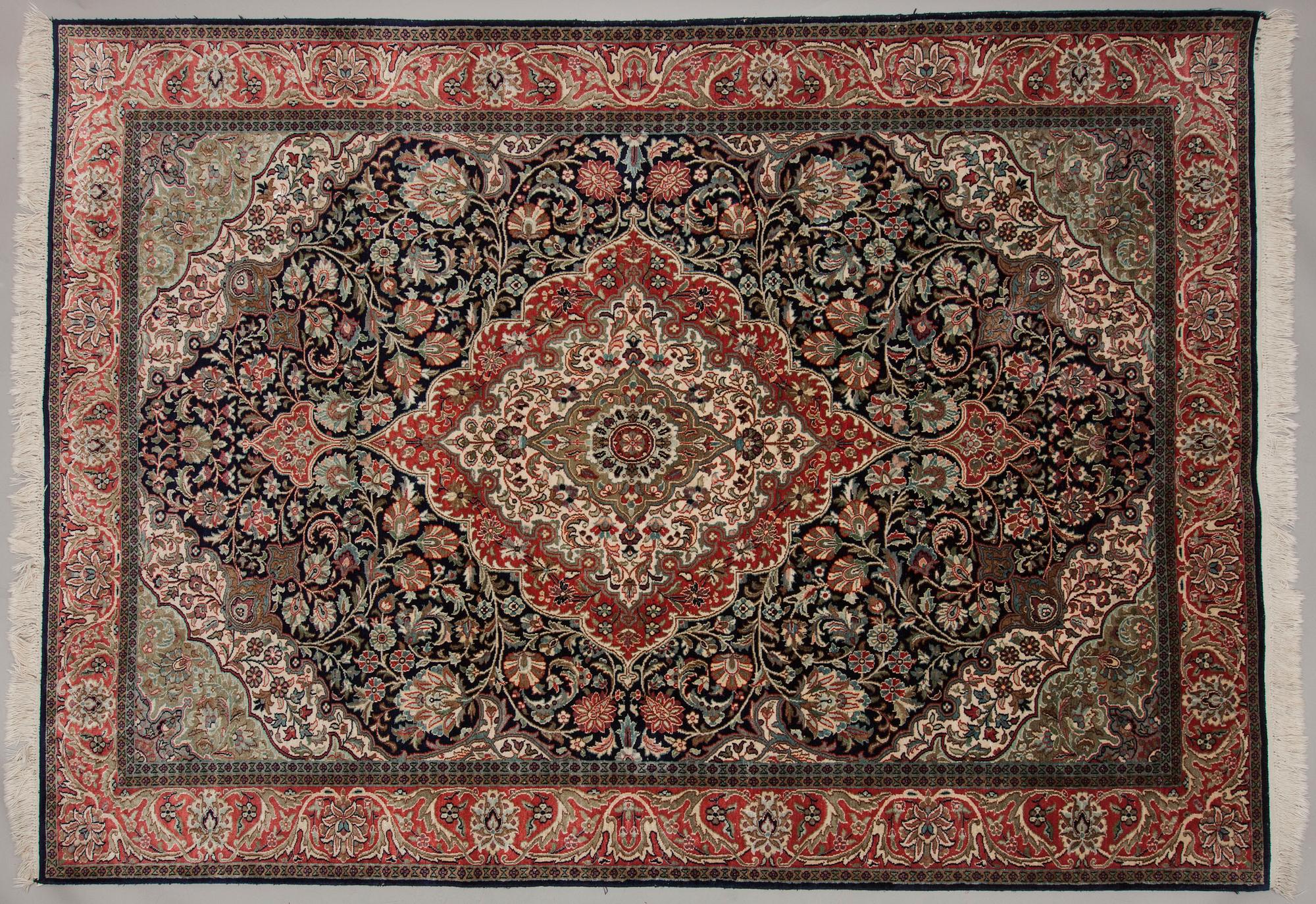 MATTA, silke, Kashmir. Ca 220x156 cm.