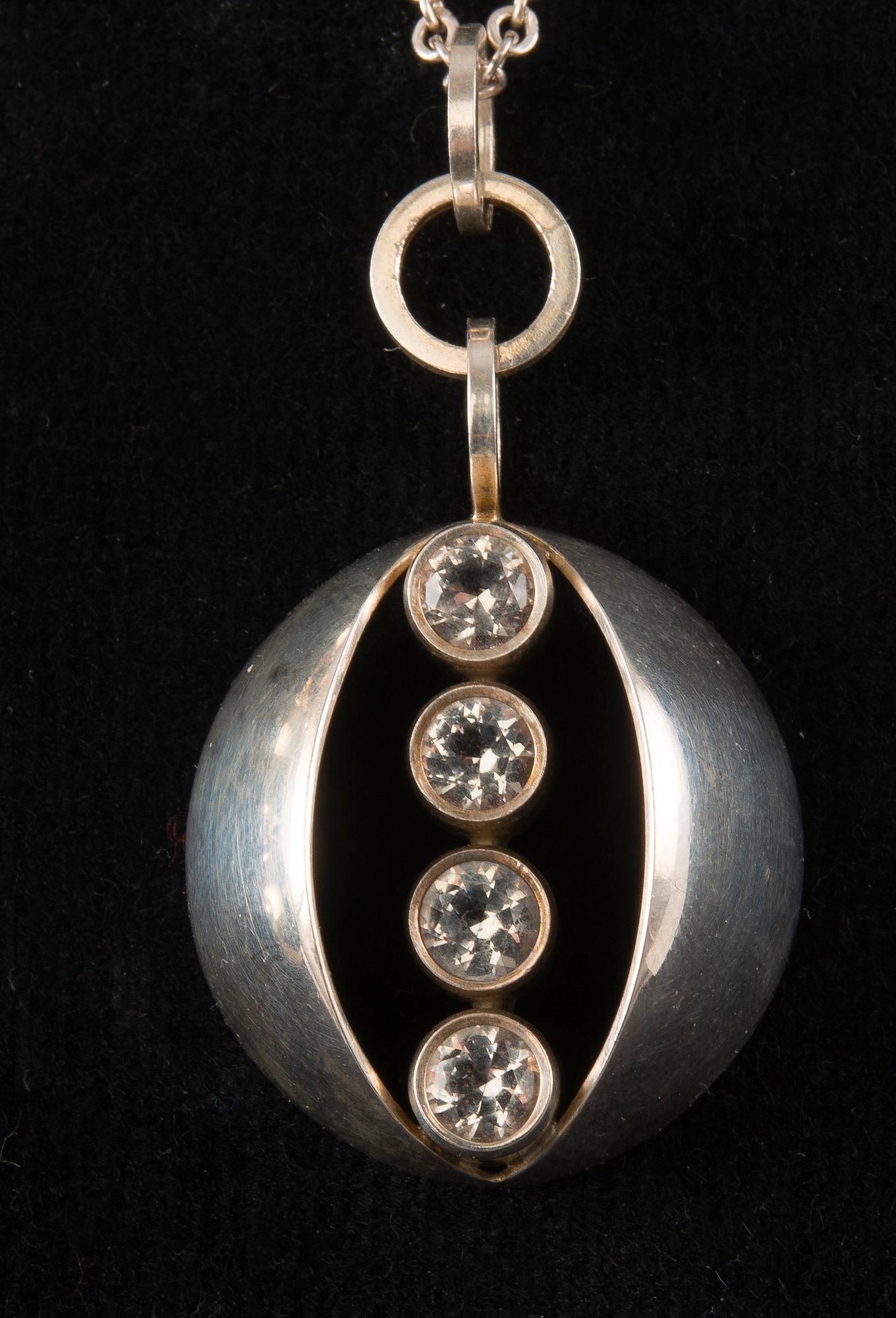 Elis Kauppi, HÄNGSMYCKE OCH ARMBAND, silver och bergskristaller, Kupittaan Kulta, 1960-tal. Vikt 55 g.