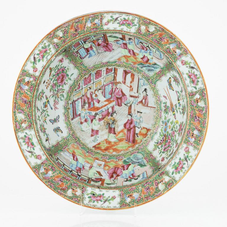 A Canton porcelain bowl, China, 19th century.