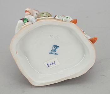 FIGURIN, porslin, rokokostil, Dresden 1900-tal.