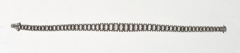 A BRACELET. БРАСЛЕТ, платина, бриллианты. Вес ок. 34,7 гр.