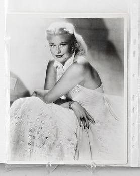 FOTOGRAFIER MED AUTOGRAFER, Ginger Rogers samt Brigitte Bardot, 1900-tal.