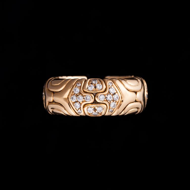 Bulgari, A RING, 18K gold, diamonds. Bvlgari. Weight c. 14 g.