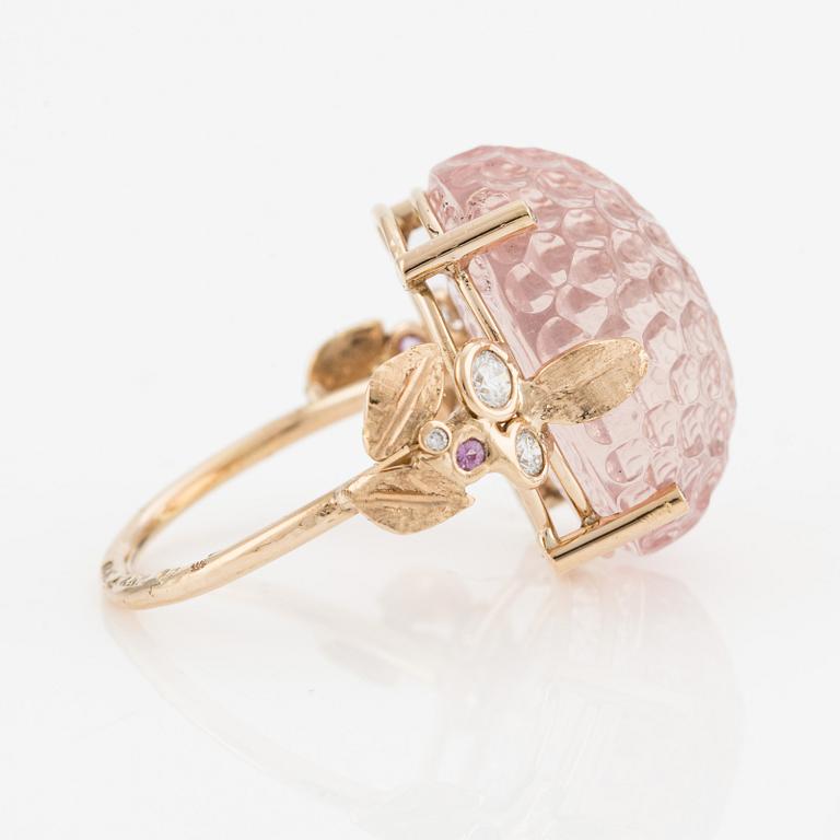 Ring "honey comb" med skuren rosa kvarts och briljantslipade diamanter.