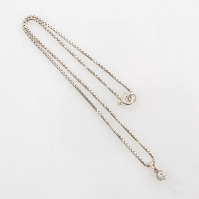Halsband 18K vitguld med en rund briljantslipad diamant.
