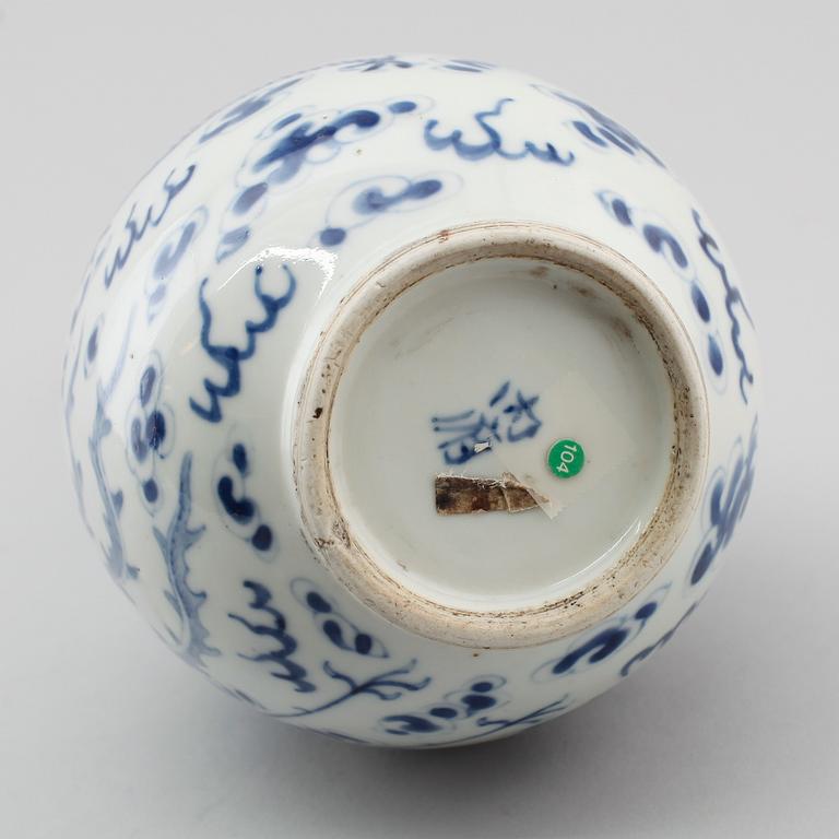 A blue and white flask, Qing dynasty, 19th century.