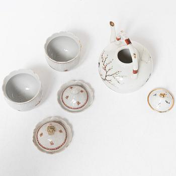 Cremekoppar med lock, ett par, 1700-tal samt tekanna 1900-tal.