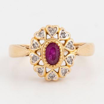 CARMOSÉRING, 18K guld med rubin och briljantslipade diamanter.