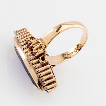 Ring in 18K rose gold with purple and pink synthetic sapphires.