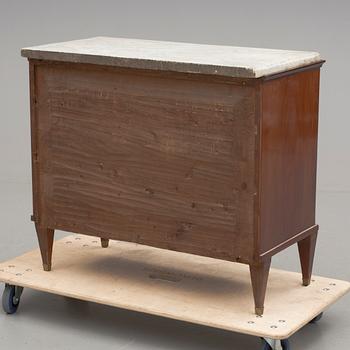 BYRÅ, sengustaviansk, omkring 1800.