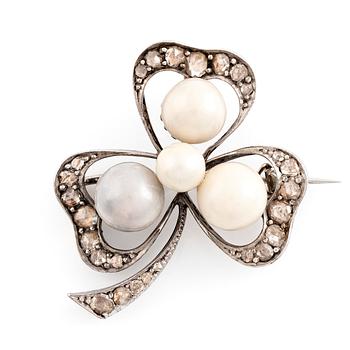 484. An antique shamrock pearl brooch.