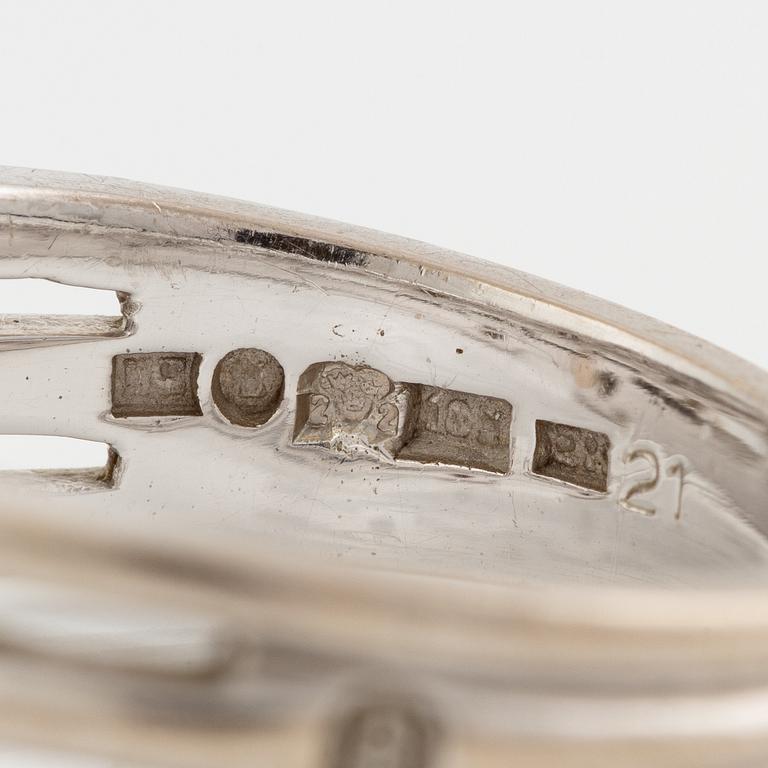 Ring, Engelbert, 18K vitguld med briljantslipade diamanter.