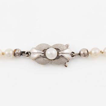 Necklace of cultured pearls with an 18K gold clasp and a cultured pearl.