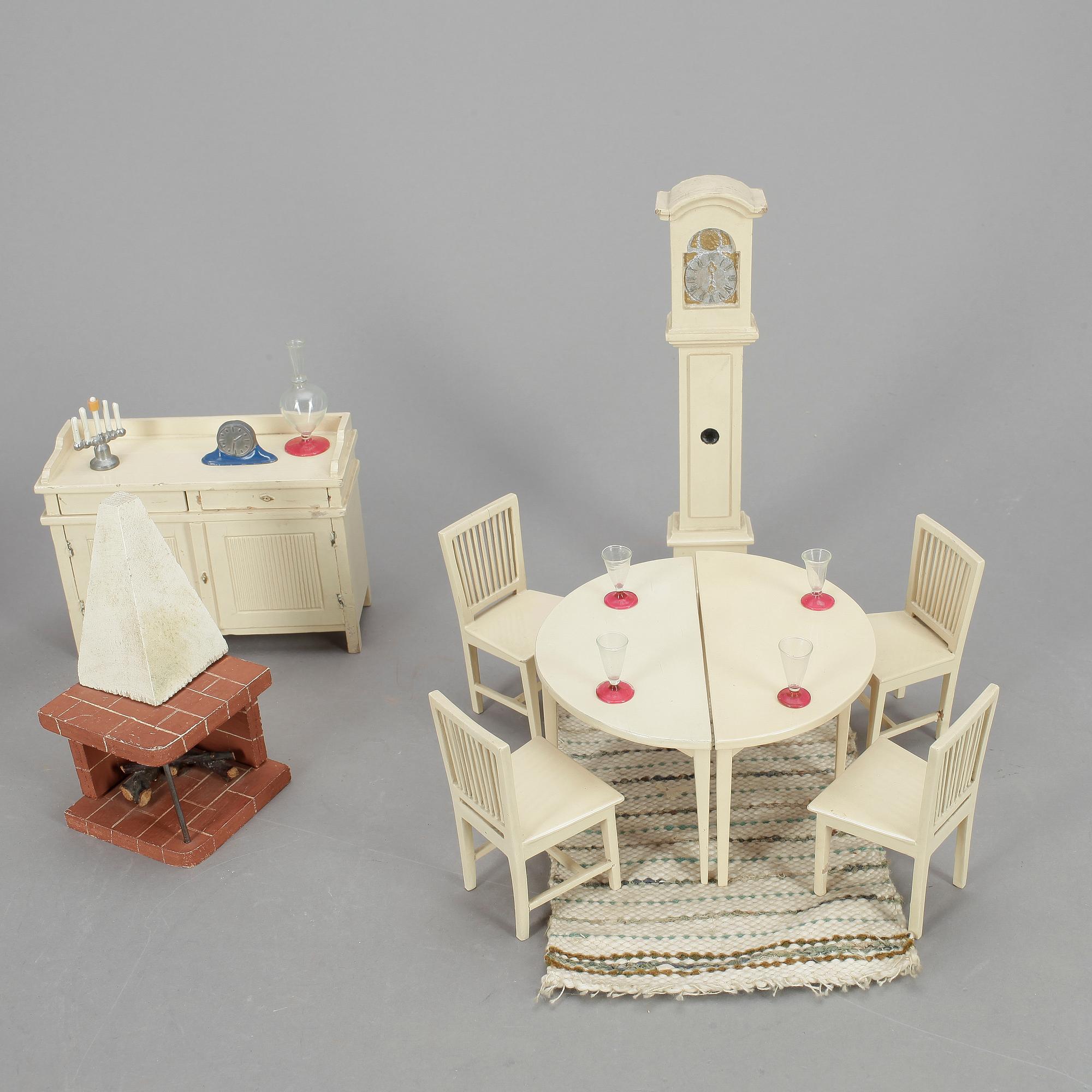 DOCKSKÅPSMÖBLER, 18 delar + tillbehör, Nolbyn, värmländskt hantverk, 1950-tal.