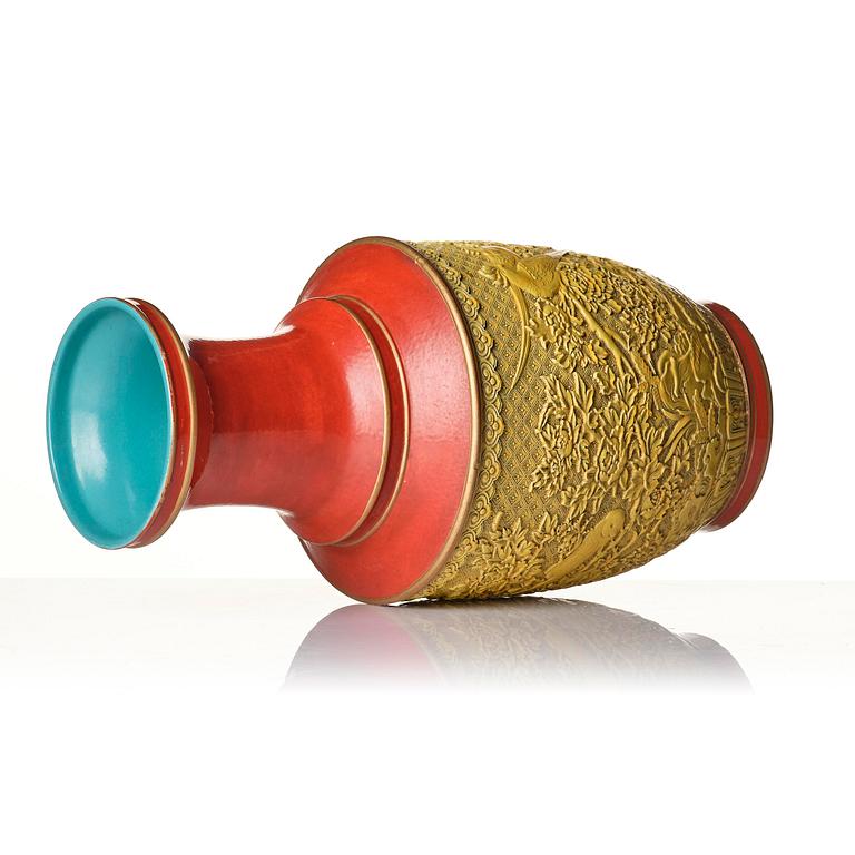 A Chinese porcelain vase, 1900s.