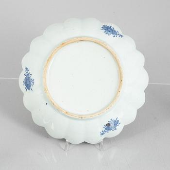 A blue and white export porcelain bowl and three berry plates, China, 18th-19th century.