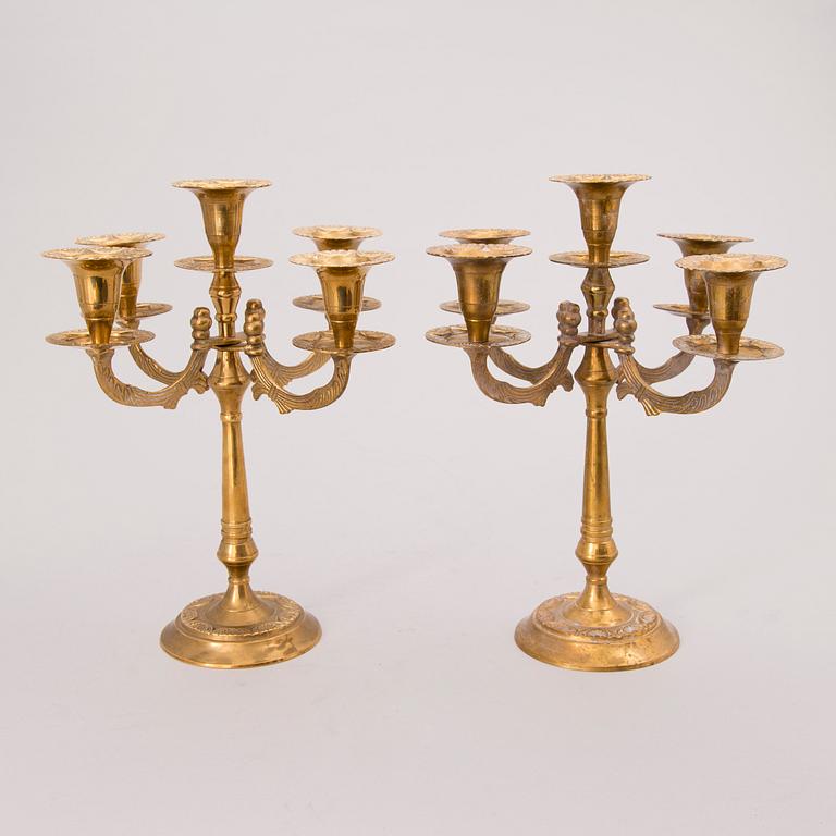 Set of seventeen 19th/20th Century brass candlesticks.