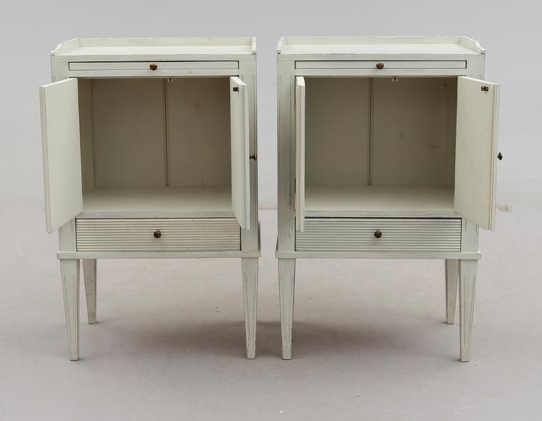 SÄNGBORD, 1 par, gustaviansk stil, 1900-talets andra hälft.