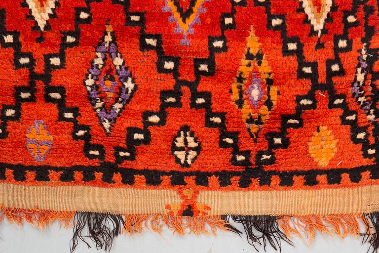 Matto, semi-antique Moroccan, ca 163 x 116-119 cm.