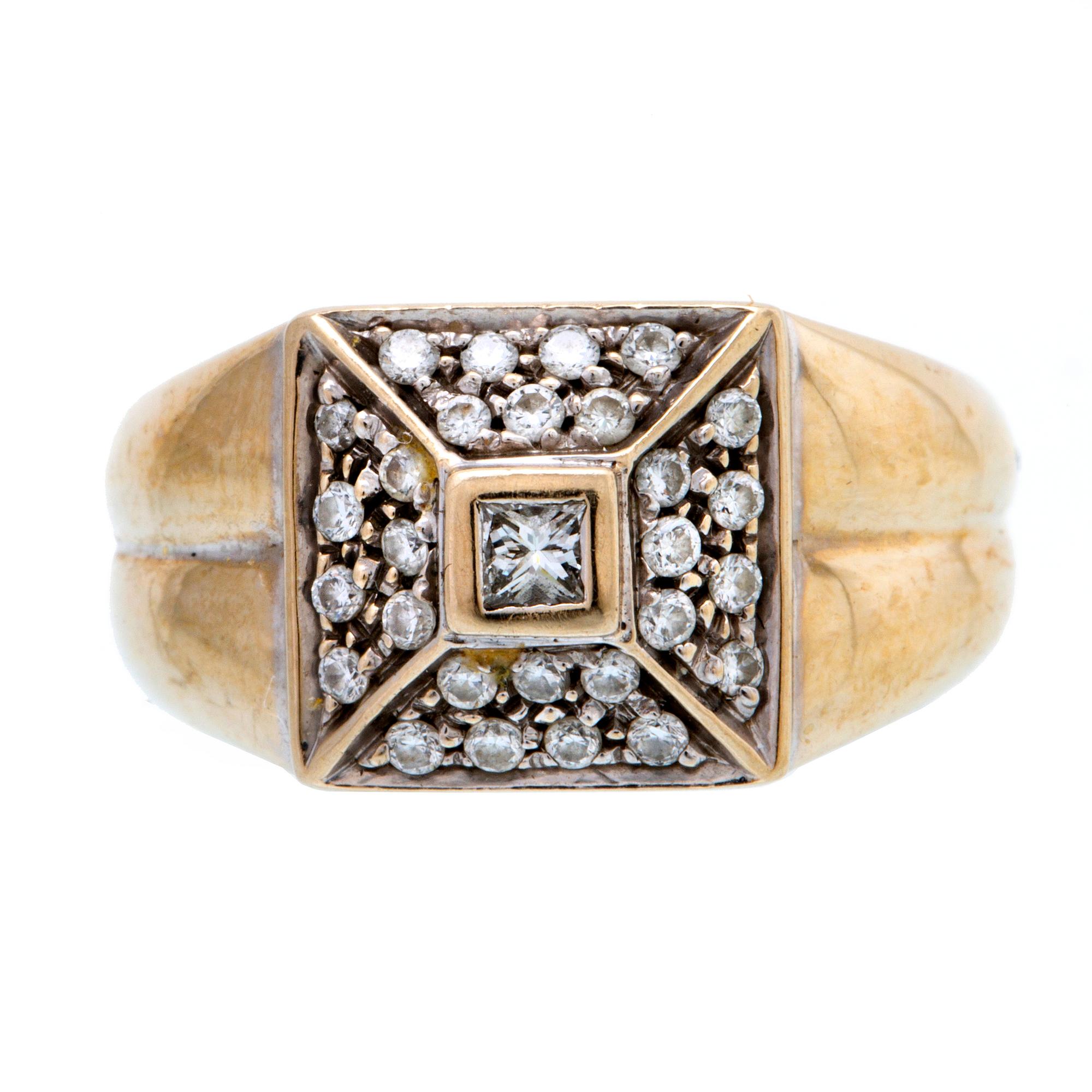 Ring 18K vitguld med 1 princesslipad diamant och briljanter ca 0,40 ct totalt, bredaste del ca 10 mm.