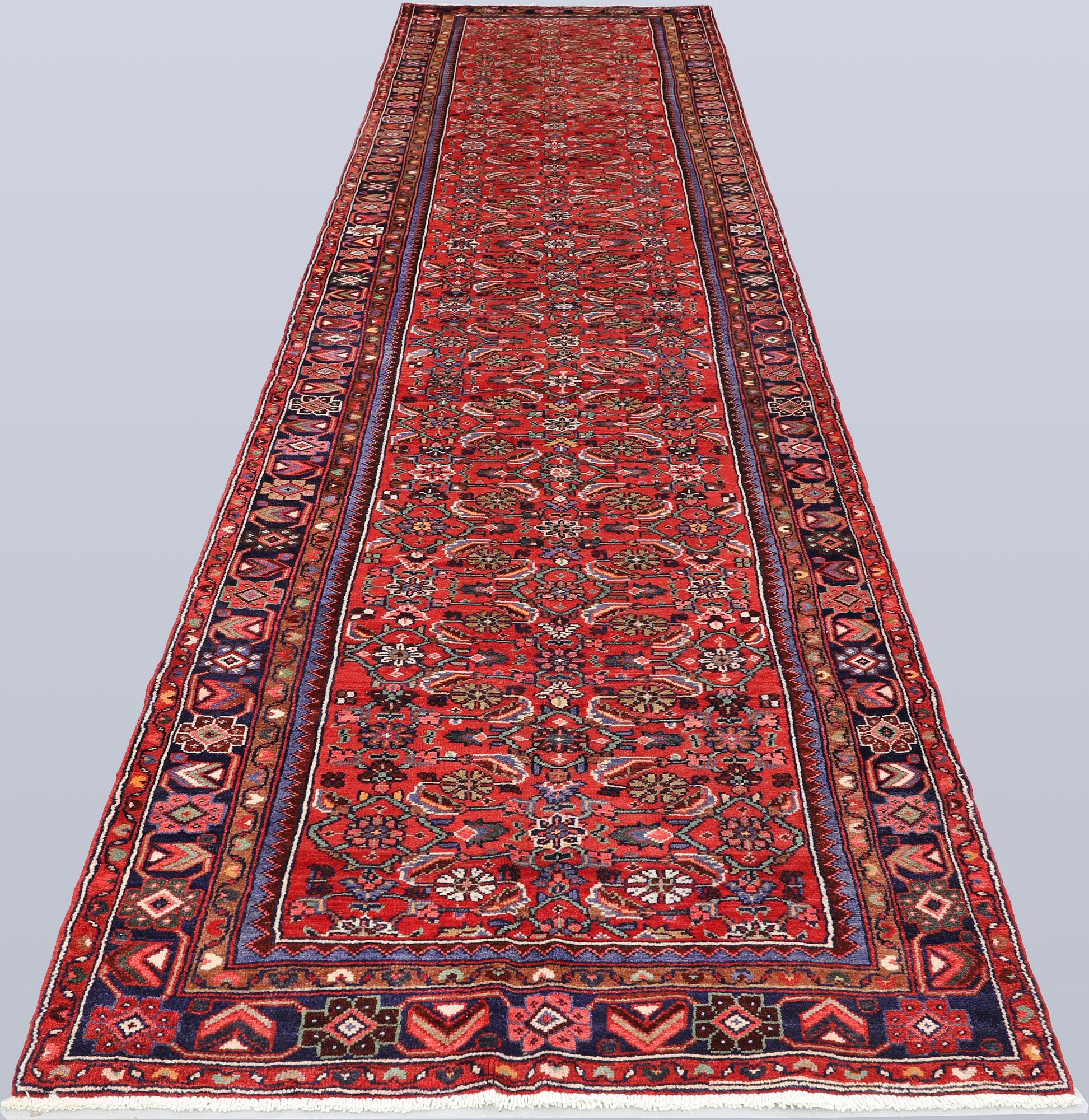 A Hamadan runner, approx. 510 x 107 cm.