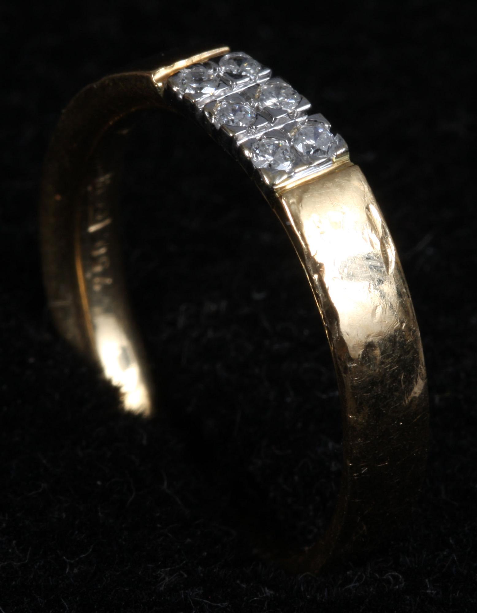 RINGAR, 2 st, 18k guld samt diamanter ca 0,07 resp 0,12 k.