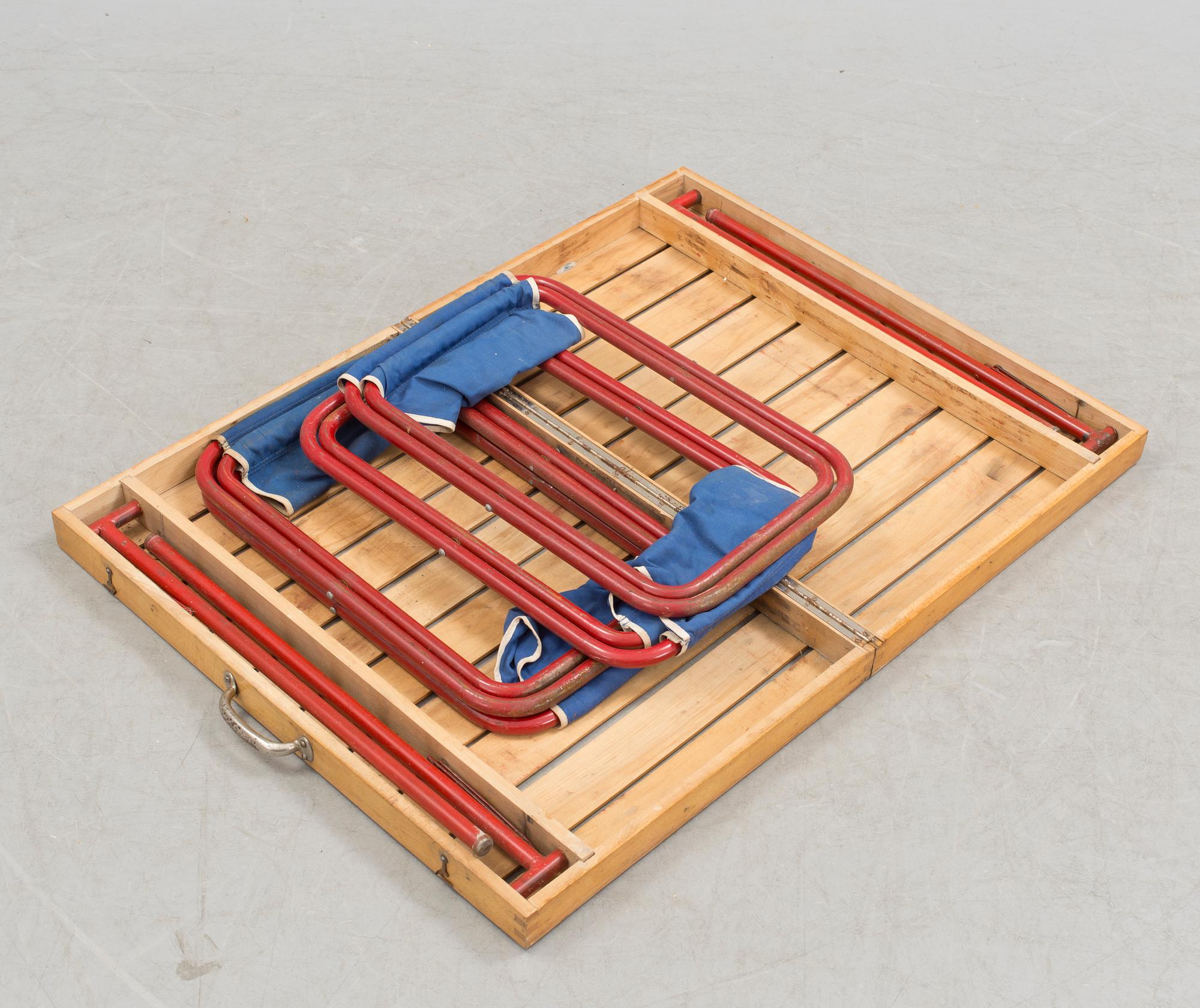 A Swedish 1950´s camping table and four chairs in a wooden box.
