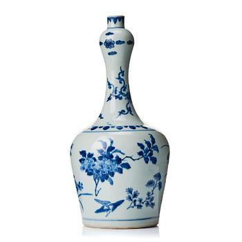 822. A blue and white Transtional vase, 17th Century.