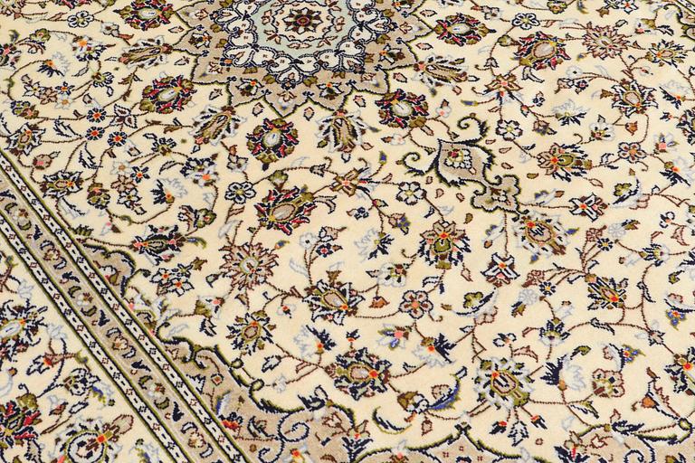 A carpet, Kashan, ca 306 x 200 cm.