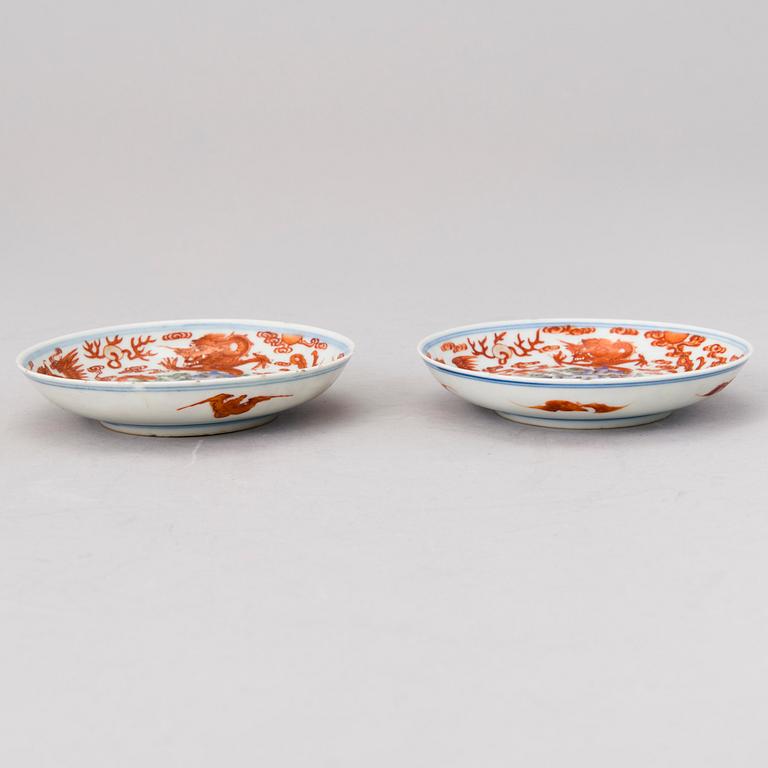 A PAIR OF SMALL CHINESE DISHES, porcelain Jiaqing  (1796-1820).