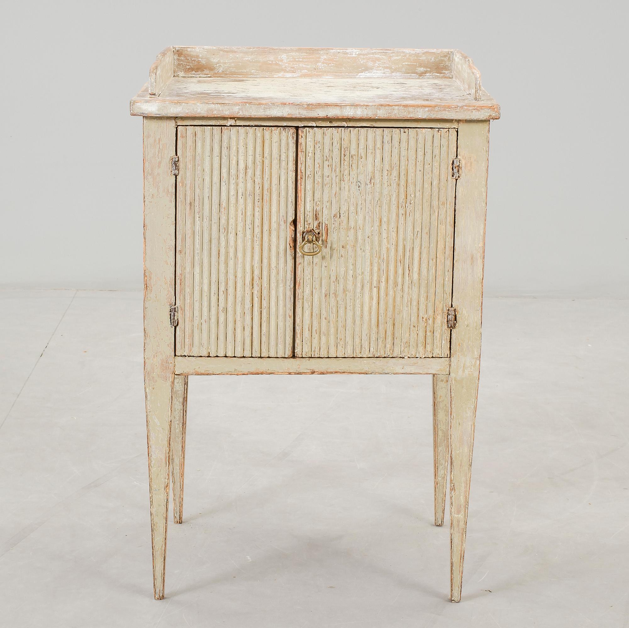 POTTSKÅP, gustaviansk, 1700-talets slut.