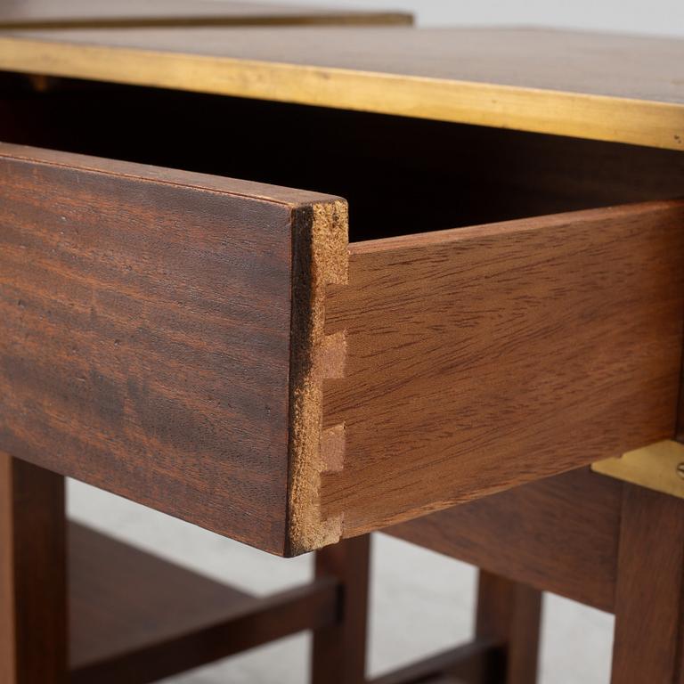 A pair of mahognay bedside tables, second part of the 20th century.