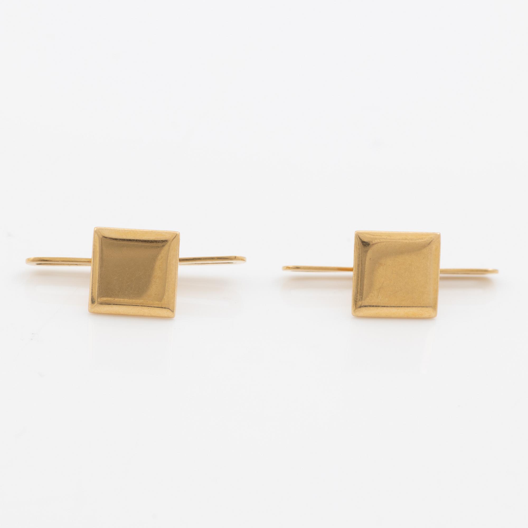 A pair of shirt studs 18K gold.
