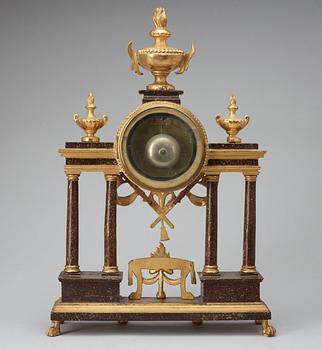 BORDSPENDYL, av Wilhelm Pauli, (urmakare i Stockholm 1795-1809). Sengustaviansk.