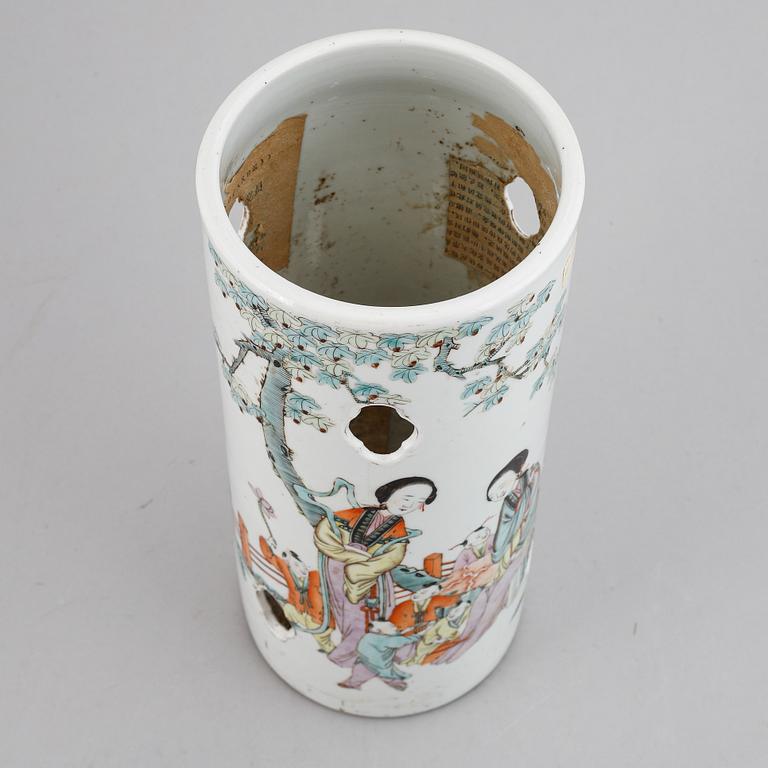 A Chinese famille rose porcelain hat stand, first half of the 20th century.