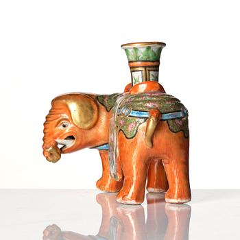 Ljusstake i form av elefant, porslin. Qingdynastin, Kanton, 1800-tal.