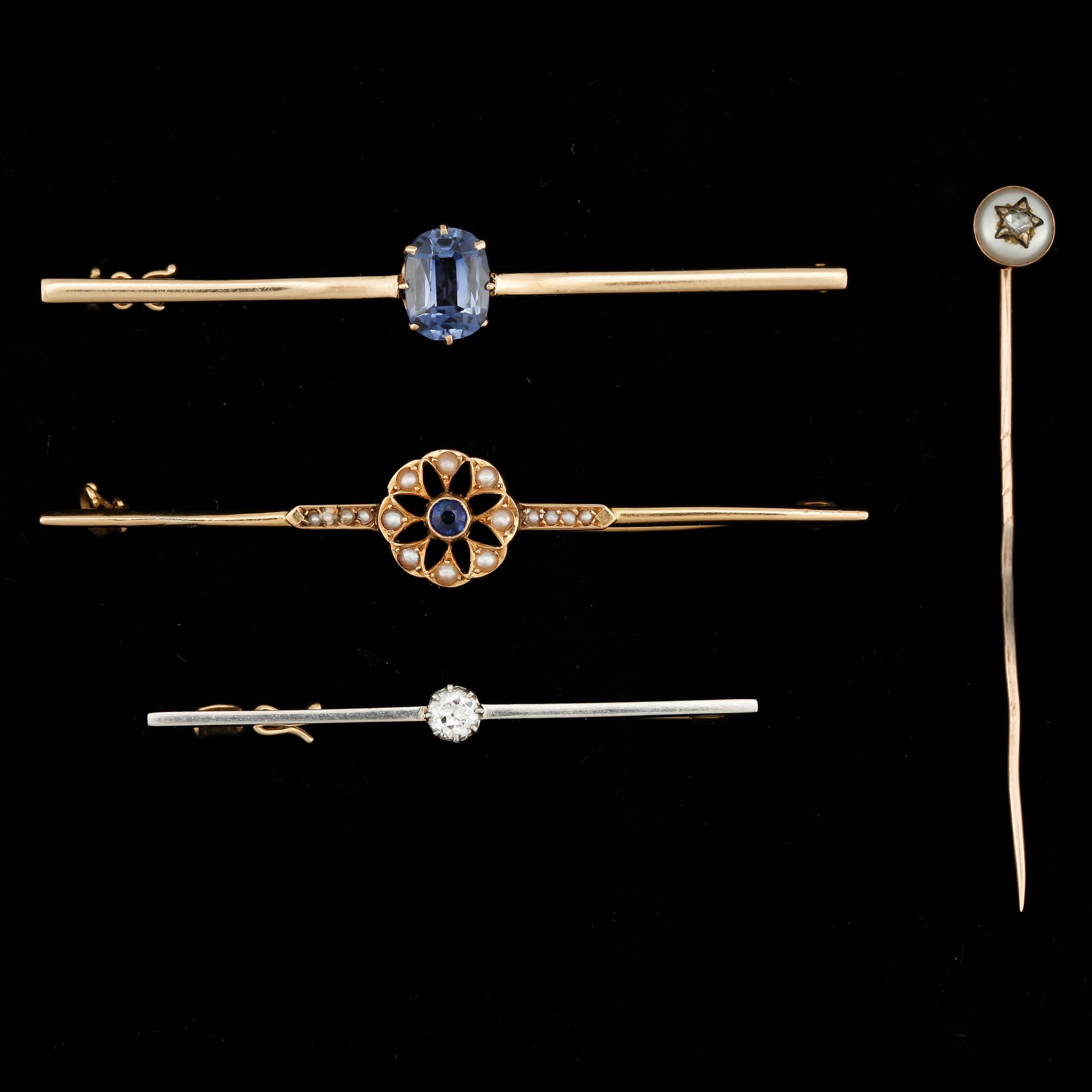 BROSCHNÅLAR, 3+1st, 14k o 18k guld, diamant, safir. Totalvikt 14k 3,7g / 18k 8,2g.