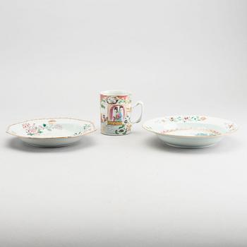 A swt of two Chinese porcelain famille rose plates and a Kanton mugg.