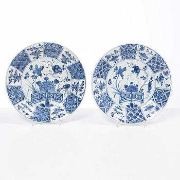 Tallrikar, fyra stycken, porslin. Qingdynastin, 1700-tal.