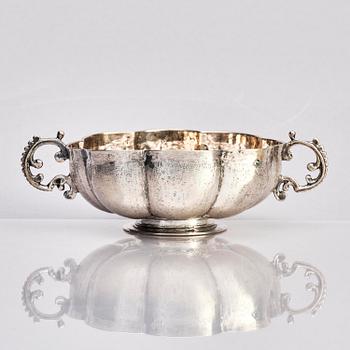 A Scandinavian 17th/18th century silver bowl. Unidentified maker's mark.