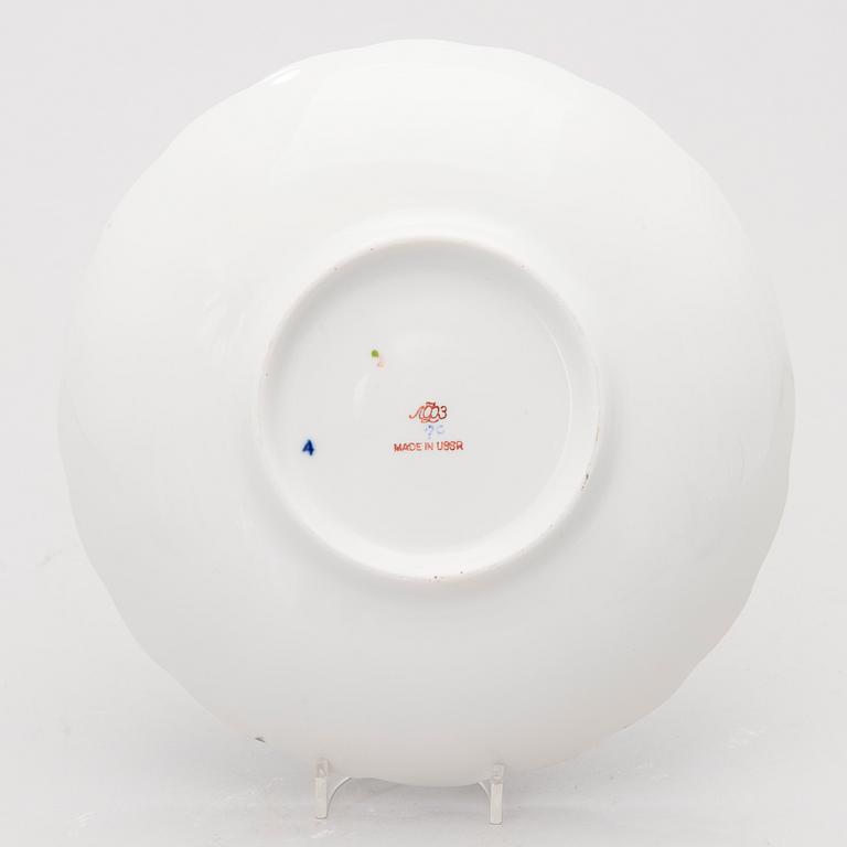 A 31-piece set of 'Cobalt Net' porcelain, Sovjet Union, the latter half of the 20th Century.