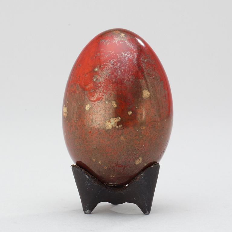 A Hans Hedberg faience box and two eggs, Biot, France.