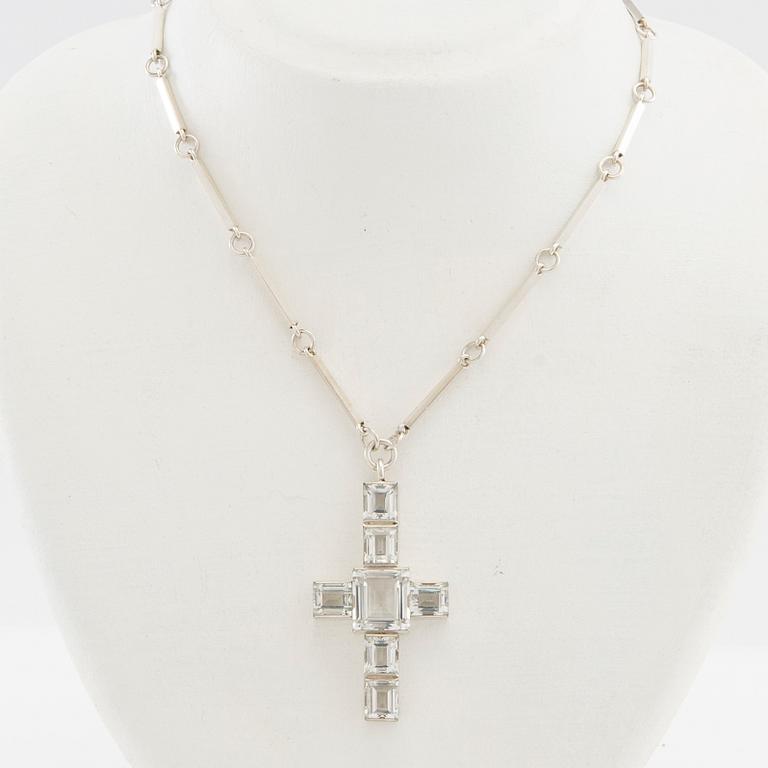 Wiwen Nilsson, Collier av silver och fasetterade bergkristaller i form av ett kors, Lund 1937.