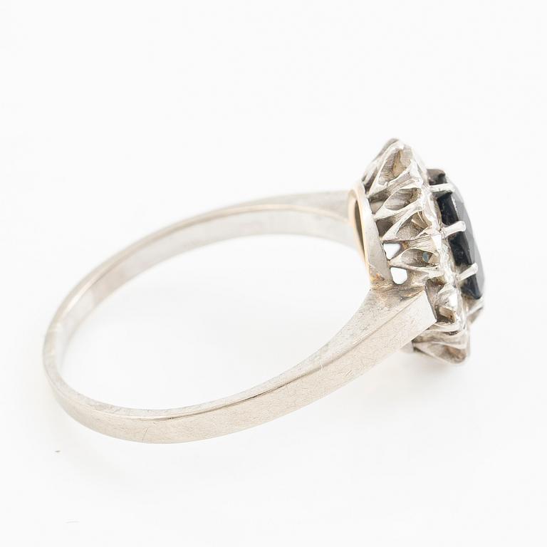 Ring, carré-set, 18K white gold with sapphire and brilliant-cut diamonds.